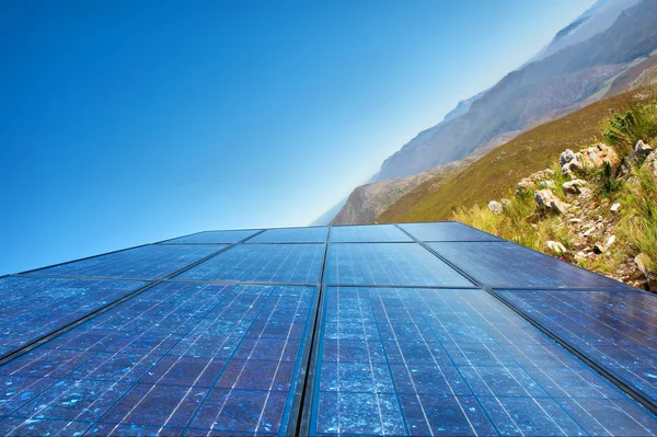 'Novo céu' - células solares azuis e montanha incrível — Fotografia de Stock