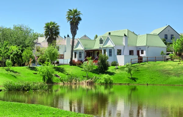 Lake in front of a house — Stock Photo, Image