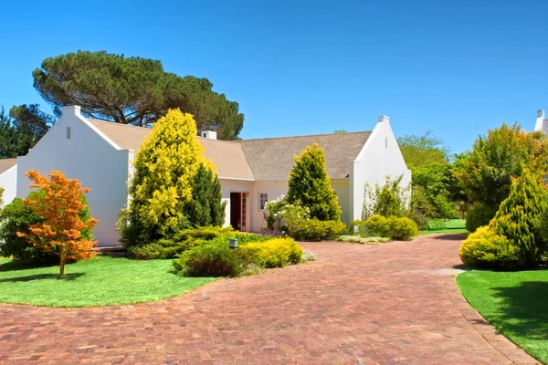 Graues kleines Haus mit Veranda und weißem Geländer. — Stockfoto