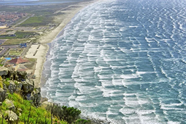 Luchtfoto uitzicht op de baai met golven — Stockfoto