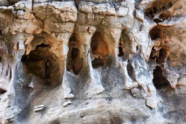 Пещеры с удивительными скалами — стоковое фото