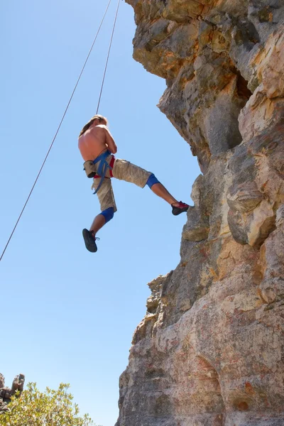 Rock climber descends — Stock Photo, Image