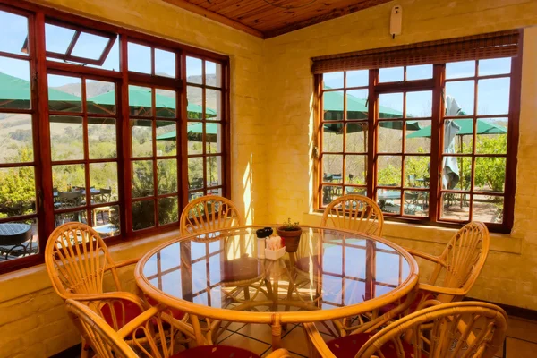 Table en verre en chambre jaune — Photo