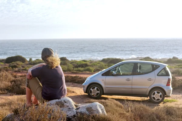 Frau träumt am Strand neben ihrem Auto — Stockfoto