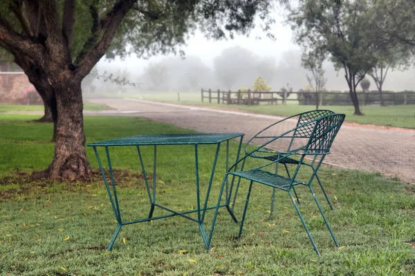 Stühle im Park an bewölkten Tagen — Stockfoto