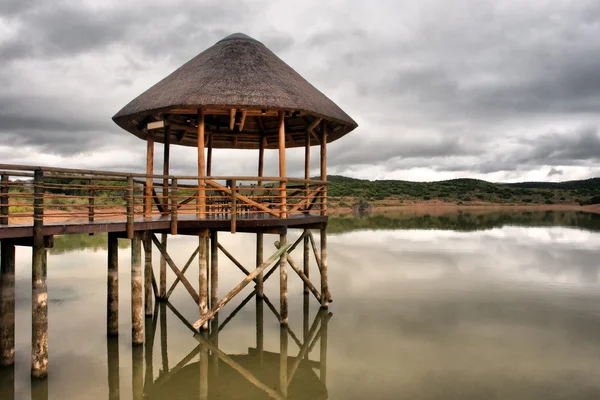 Thatch paviljong på sjön i karoo — Stockfoto