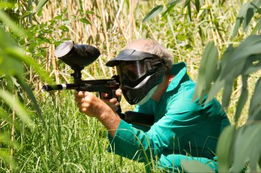 yaşlı adam paintball oynamak