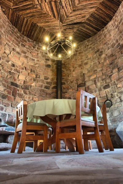 Кирпичная стена в старом ресторане — стоковое фото