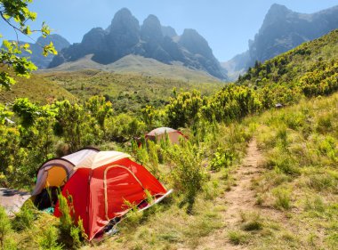 Sonraki dağlarda trail için kırmızı kamp çadırı