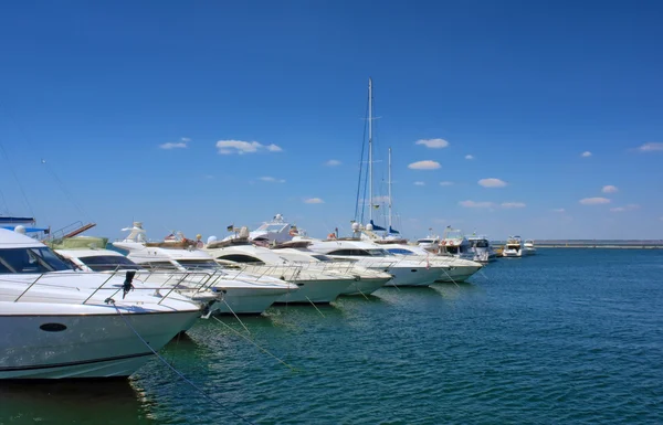 Fila di barche da mare — Foto Stock