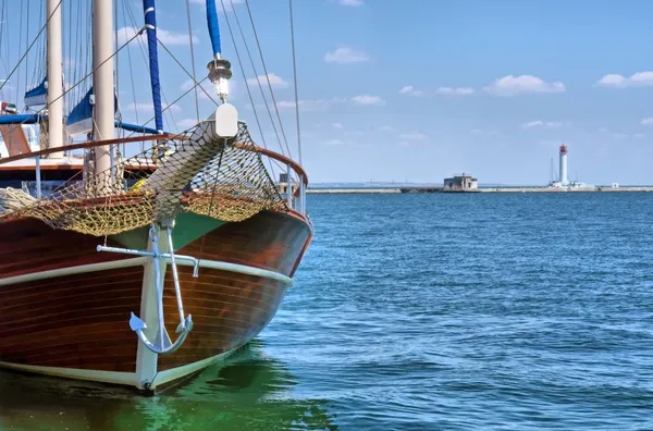 Yacht in legno entra nel porto marittimo — Foto Stock