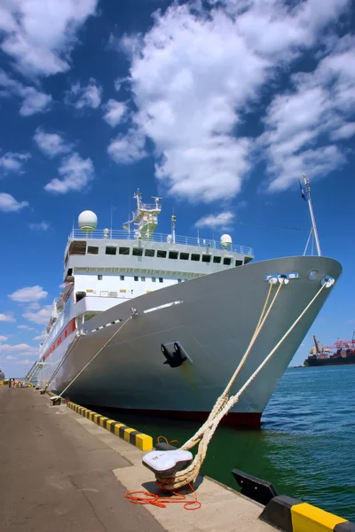 Grande navio de cruzeiro no porto marítimo — Fotografia de Stock