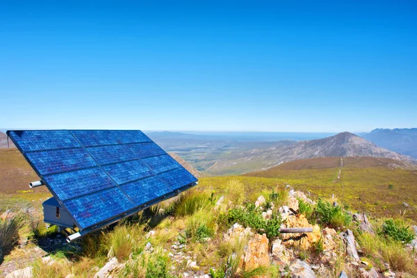 Blå solceller mot awesome bergslandskap — Stockfoto