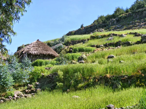 Yamaçta dağ köyü — Stok fotoğraf