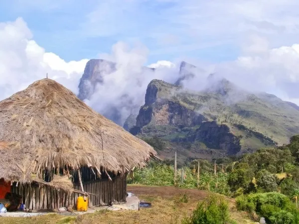 Traditional village house in mountains — Stock Photo, Image