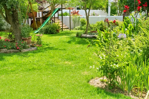 güneşli bahçe içinde çocuk oyun alanı