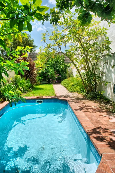 Pequeña piscina y jardín — Foto de Stock