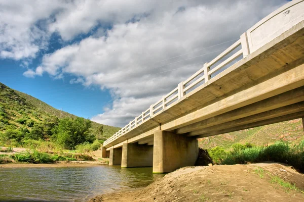 Bro över en flod — Stockfoto