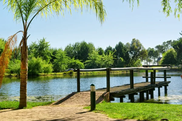 Molo di legno sul lago — Foto Stock