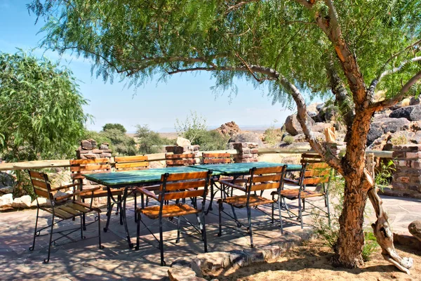 Большой стол под деревом в открытом ресторане — стоковое фото