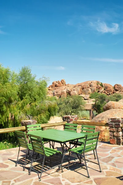 Mesa verde con sillas en restaurante al aire libre — Foto de Stock