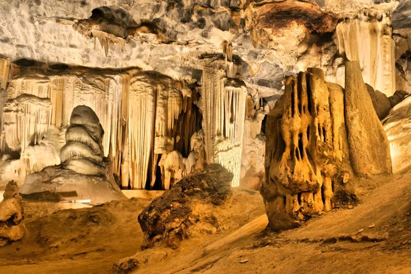 Kamer met afgeronde stenen in een grot — Stockfoto