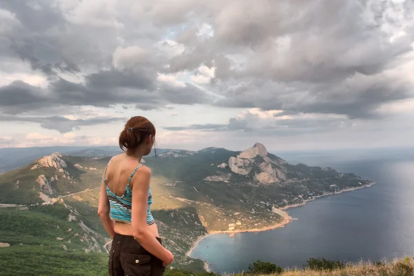 Girl looks at majestic landscape — Stock Photo, Image