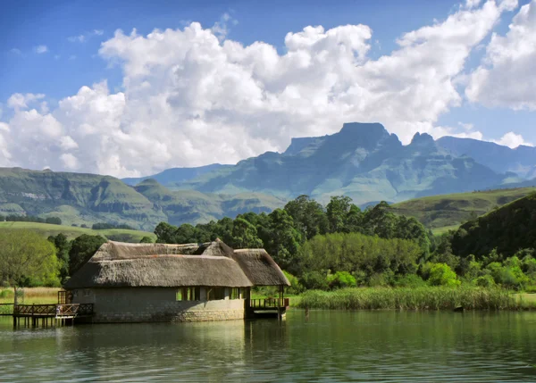 Lago casa contro le montagne e Cathkin picco — Foto Stock