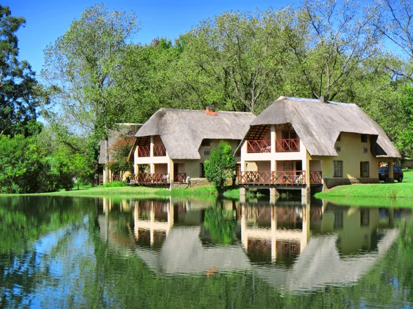 Traditionella cape holländska hus intill sjö — Stockfoto