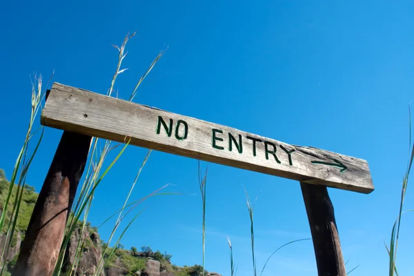 Panneau "Pas d'entrée" sur le sentier — Photo