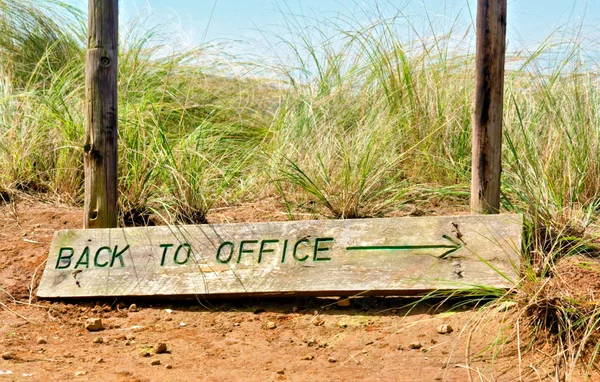 'Back to office' sign board - closeup — Stock Photo, Image