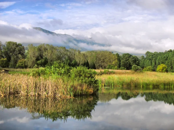 Jezioro z góry mgliste — Zdjęcie stockowe