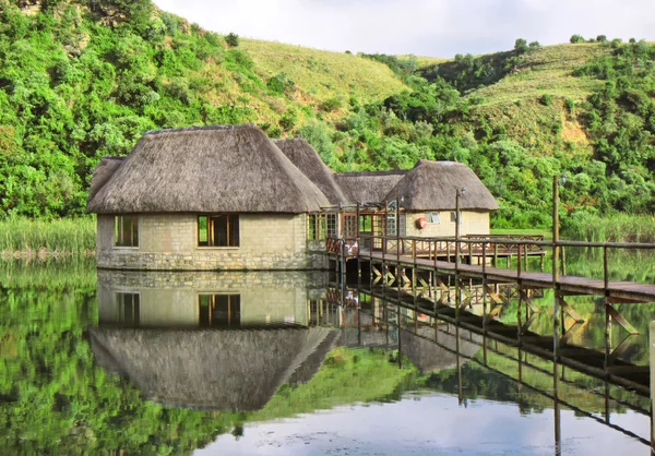 Göl kenarında geleneksel ev — Stok fotoğraf