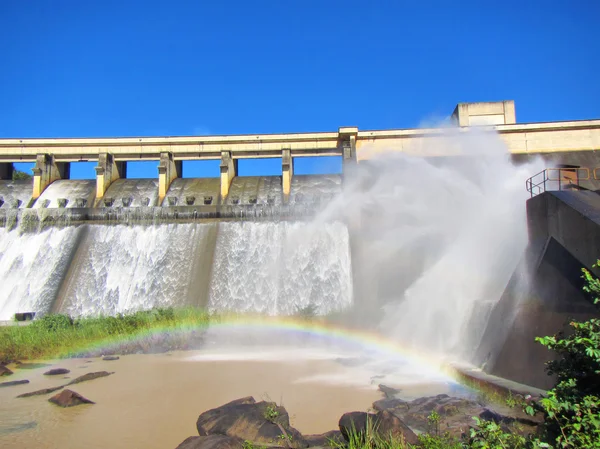 Rainbow framför en dam vägg — Stockfoto