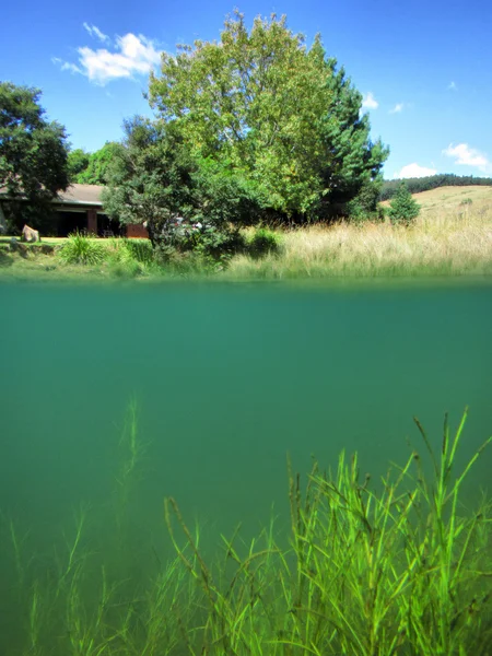 Lago e casa - mezzo colpo subacqueo — Foto Stock