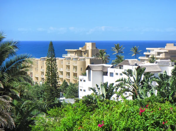 Vista a gamma di hotel contro mare — Foto Stock