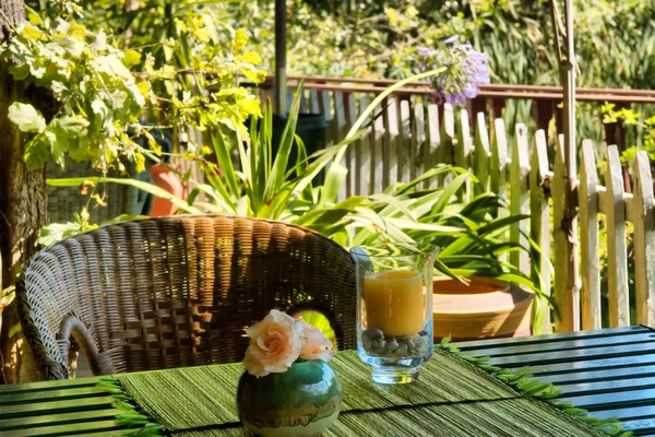 Candle on table in outdoor Thai restaurant. — Stock Photo, Image