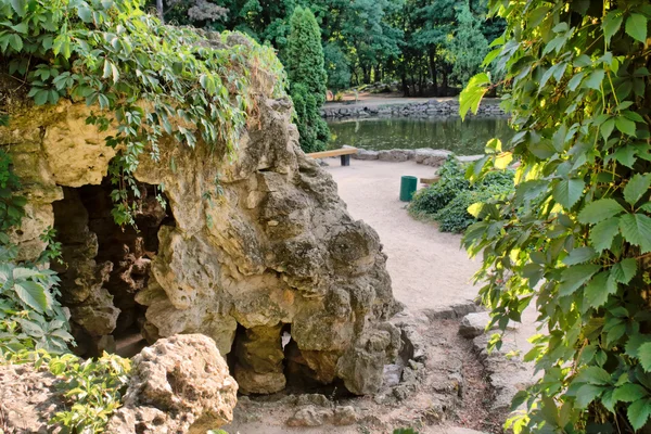 Cueva junto al lago en el parque — Foto de Stock