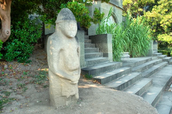 Antiga escultura pagã no parque — Fotografia de Stock