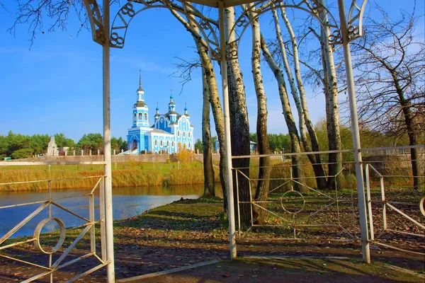 Blick auf die Nikolaikathedrale von einem Pavillon aus — Stockfoto