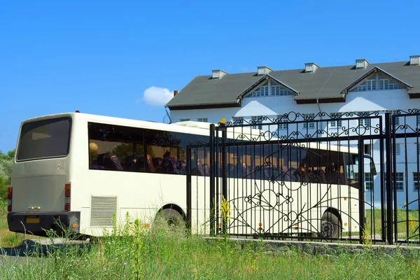 Nagy busz a kaputól belép egy nagy szálloda — Stock Fotó