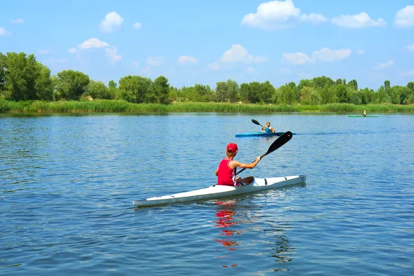 Zwei Kajakfahrer, Junge und Mädchen, treffen sich auf dem Fluss — Stockfoto