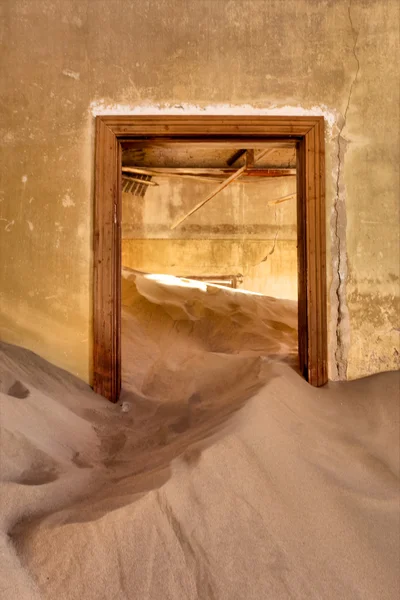 被遗弃的房子在沙子中的门 — 图库照片