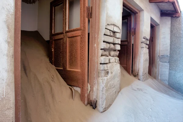 Portas da casa abandonada na areia — Fotografia de Stock