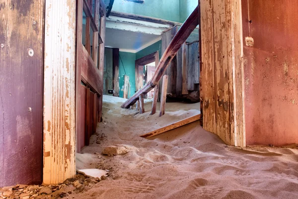 Коридор внутри заброшенного дома в песке — стоковое фото