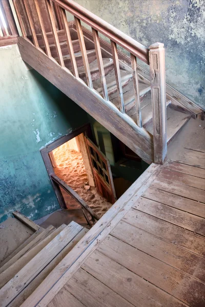 Escadaria na casa abandonada — Fotografia de Stock