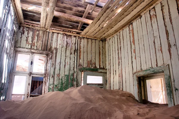 Dentro de la casa abandonada en el desierto —  Fotos de Stock