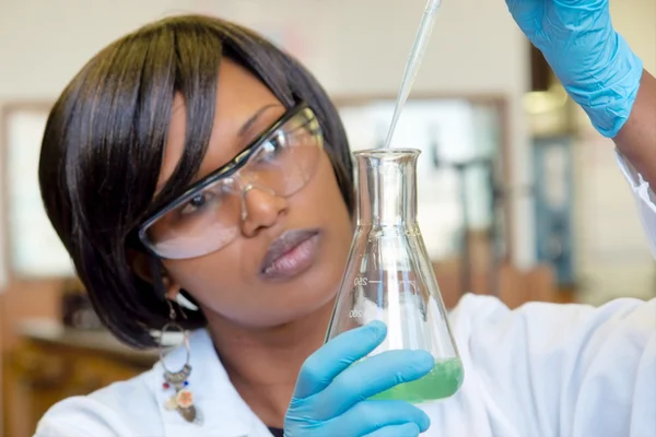 Afrikanische Forscherin mit Glas — Stockfoto