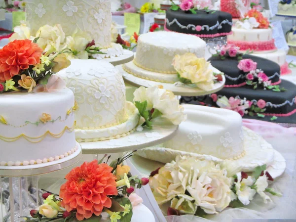 Muchos pasteles grandes de crema en la mesa — Foto de Stock