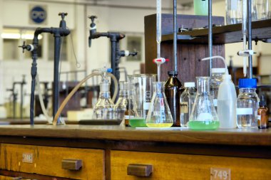 ahşap tablolarında kimyasal laboratuvar cam ürünleri